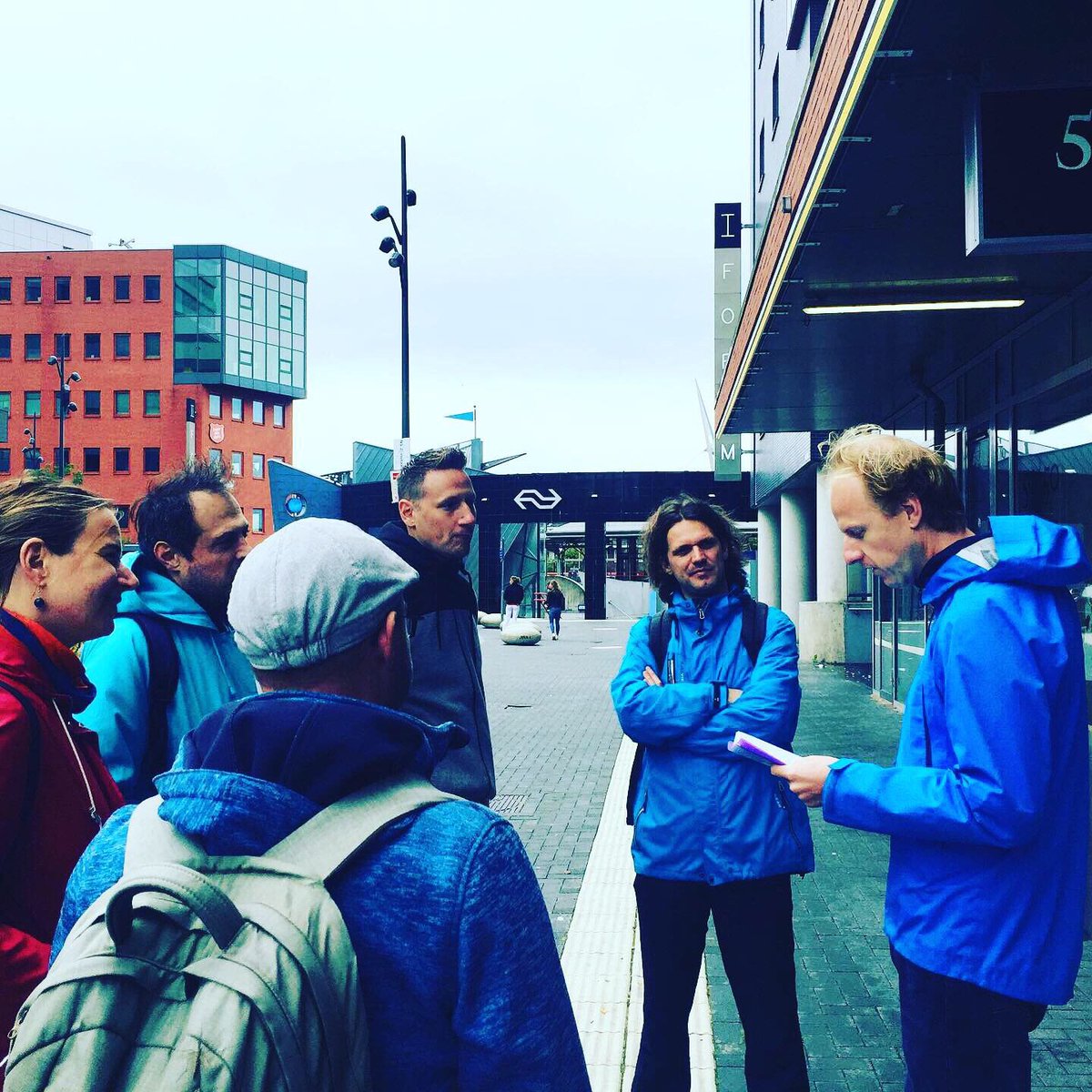 Vandaag waren we weer op pad voor een rondleiding door Overvecht. Aan het einde krijgen de deelnemers het Overvecht Kwartetspel cadeau. Wil je ook een keer mee? Stuur dm of check onze site! Binnenkort komen er weer nieuwe data online! bit.ly/2nJliY5 #overvecht