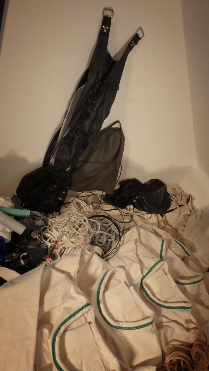 ThePsychoSJ's tweet photo. As you requested, my gear in September '19. #straitjacket #bondage #handcuffs #rope #gags #ballgags #armbinder #hood #tape #segufix #zipties #bdsm #tubes #chains #maxcita #posey #ripp #humanerestraint #leather #gefesselt https://t.co/Ppmkmc8K5V