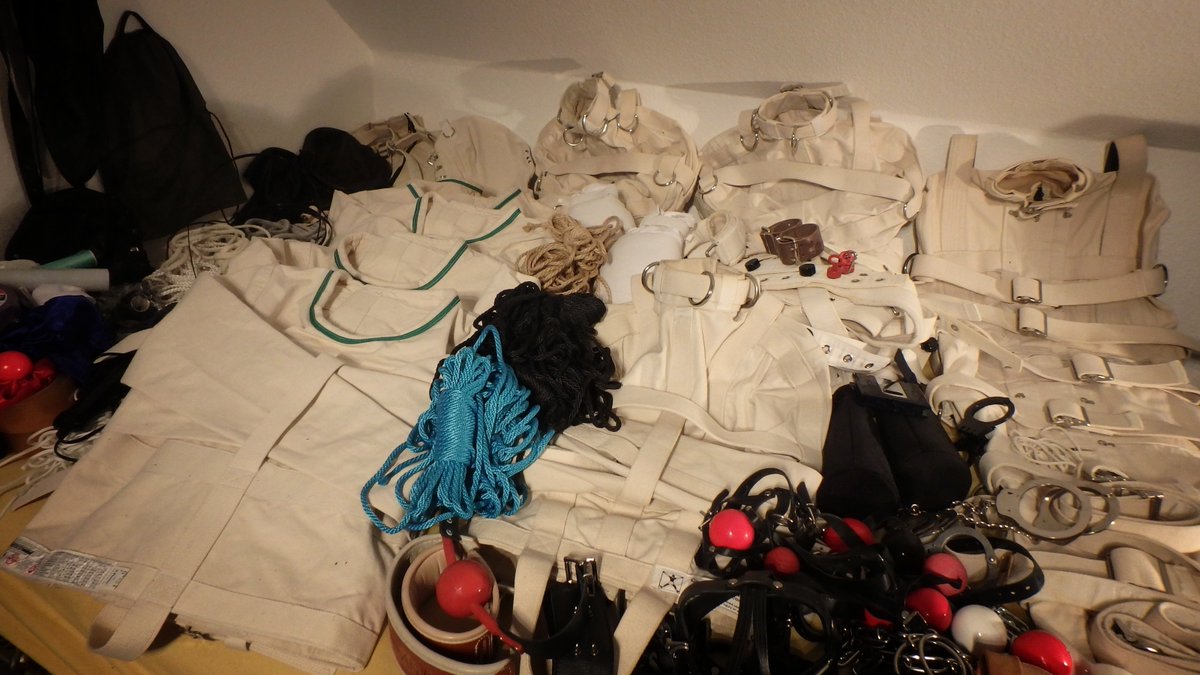 ThePsychoSJ's tweet photo. As you requested, my gear in September '19. #straitjacket #bondage #handcuffs #rope #gags #ballgags #armbinder #hood #tape #segufix #zipties #bdsm #tubes #chains #maxcita #posey #ripp #humanerestraint #leather #gefesselt https://t.co/Ppmkmc8K5V