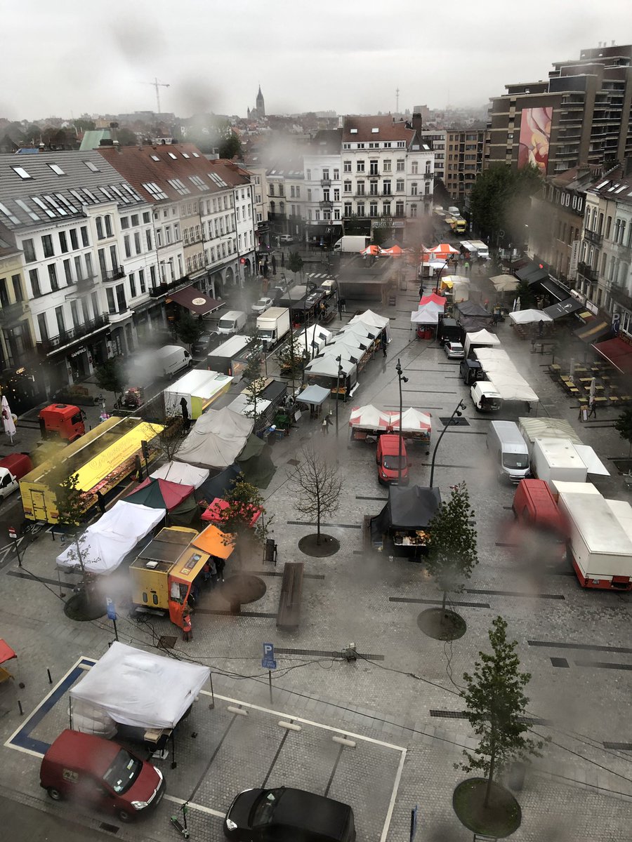 PhilHoulding's tweet photo. Great to be in Brussels for agriculture trade talks with the European Commission tomorrow. Stopped by a market today and stoked to see NZ 🥝 and 🍎 for sale in the local square - EU the largest market for NZ horticulture products https://t.co/BYJQUTLjuu
