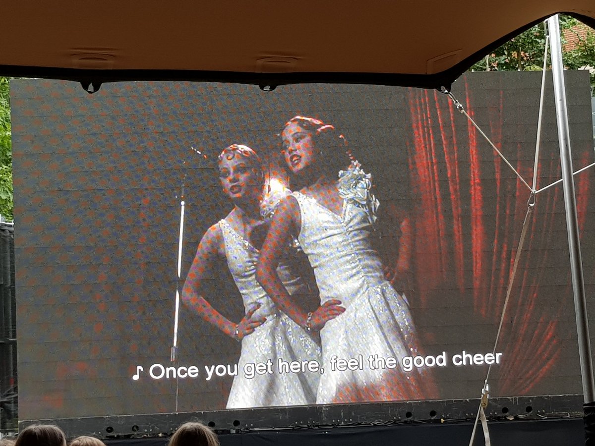 Labourstone's tweet photo. At last #BugsyMalone showing in @StJohnsE11 #ChurchYard as part of @wfcouncil @WFculture19 #LeytonstoneLovesFilm! #Knuckles #Boss #SplatGuns #FatSams #SpeakEasy @CannHallCllr @MPSLeytonstone @LunaLoungeLive @RedLionE11 #Awesome....its packed! https://t.co/slwX7McSiC