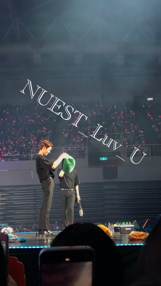 NUEST_Luv_U's tweet photo. 𝕊𝔼𝔾ℕ𝕆 𝕀ℕ 𝕋𝔸𝕀ℙ𝔼𝕀 🇹🇼
👉🏻렌 민현
오버액션 장난끼 넘치는 하이텐션 민기와
그런 민기를 바라보며 다가오는 민현 🙊
민현이 미소 보는 순간 세상이 막 따뜻해지고
민기 아보카도 탈 골똘히 보는 모습에 치이고
#뉴이스트 #segno #segnointaipei
#콘서트 #대만콘 #렌 #민기 #민현 https://t.co/L8wyGJGgSi