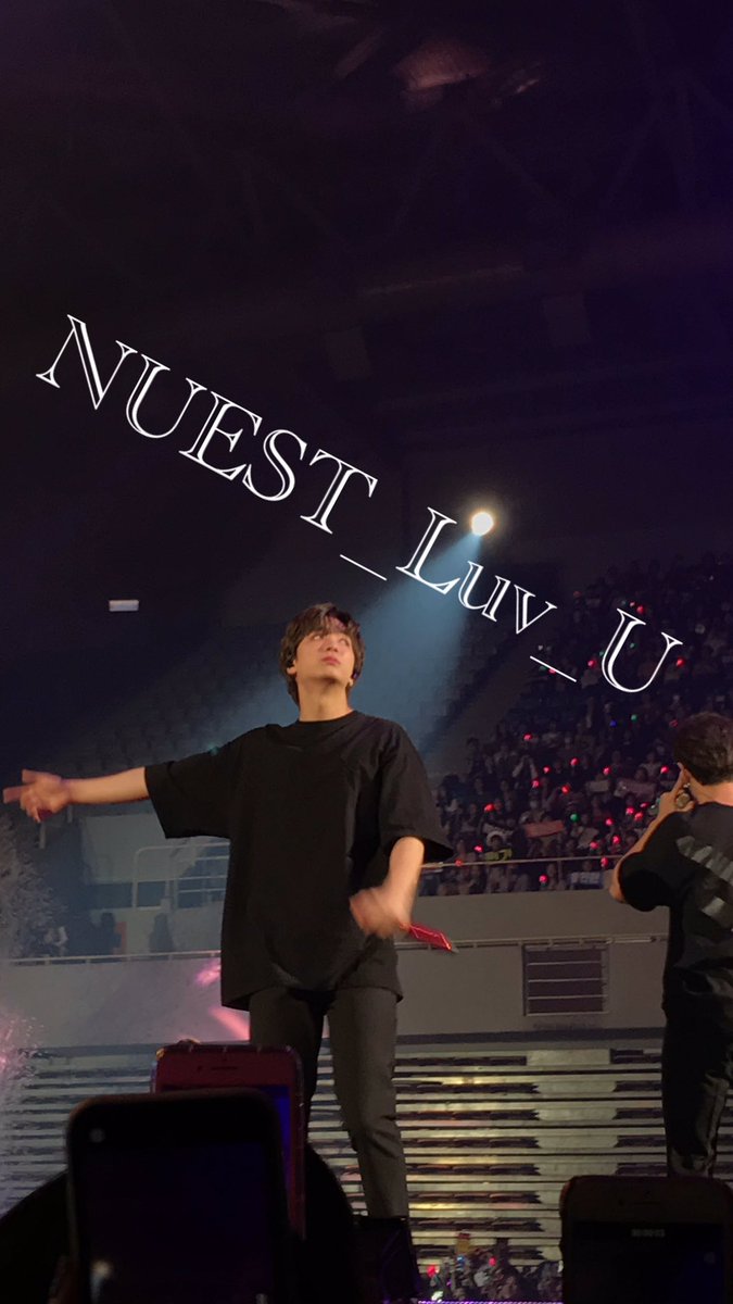 NUEST_Luv_U's tweet photo. 𝕊𝔼𝔾ℕ𝕆 𝕀ℕ 𝕋𝔸𝕀ℙ𝔼𝕀 🇹🇼
👉🏻JR
무대에서 공연 할때는 분명 도베르만이였는데
울 쫑 ㅜㅜ 엔딩때 되니까 영락 없는 말티즈!!
어떻게 김종현 이 미소 이 비주얼을 보고
어느 누가 그냥 지나칠 수 있단 말인가?
#뉴이스트 #segno #segnointaipei
#콘서트 #대만콘 #jr #종현 #김종현 https://t.co/Y2xewxKBBL