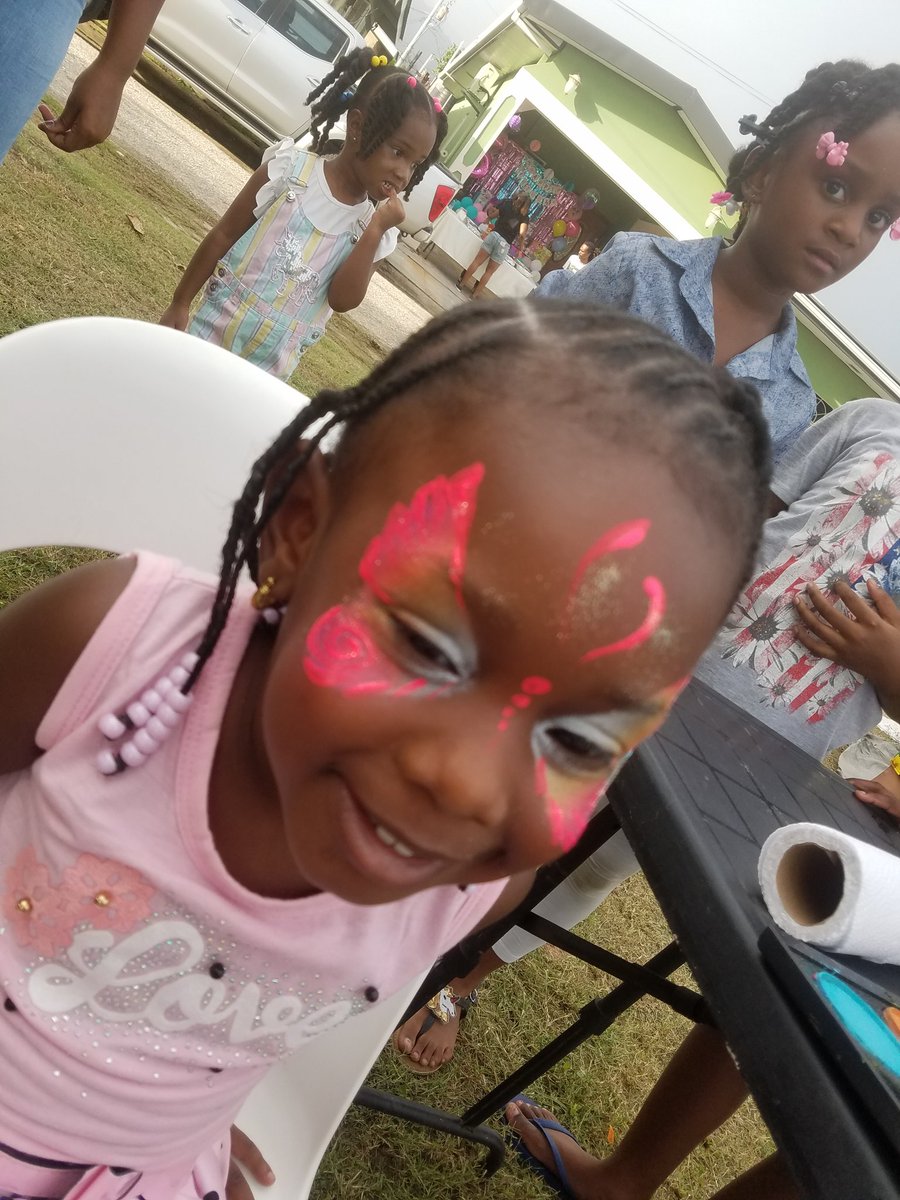 lafffevents's tweet photo. @lafffevents1 #neonbutterfly #butterfly @SillyFarm https://t.co/Y6j15EJl2L