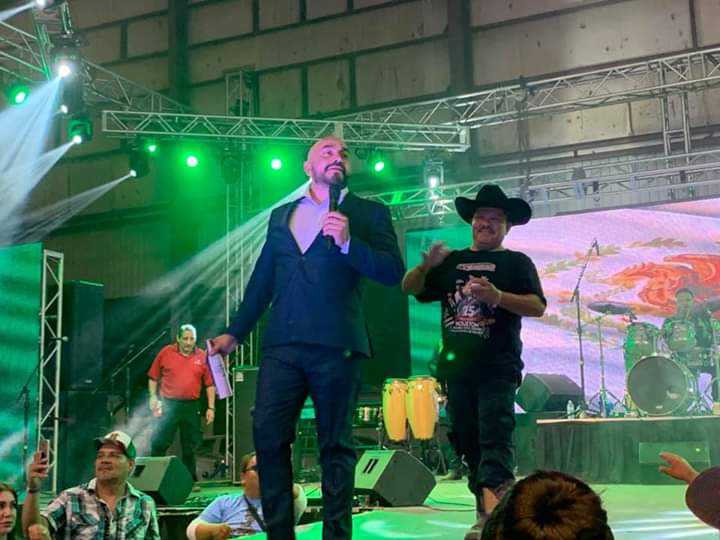 Club_20mujeres's tweet photo. Excelente presentación de @LUPILLO8 en el 25 Aniversario de #SuperMercados #Teloloapan en Houston cantando a toda su raza todos éxitos !!
@lupicompas_lr #CuandoErasMia #ElMoreño #ElDespreciado #Mascabronquebonito #RegresóelToro https://t.co/Pgr38H3mPW