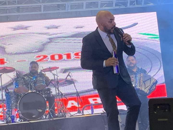Club_20mujeres's tweet photo. Excelente presentación de @LUPILLO8 en el 25 Aniversario de #SuperMercados #Teloloapan en Houston cantando a toda su raza todos éxitos !!
@lupicompas_lr #CuandoErasMia #ElMoreño #ElDespreciado #Mascabronquebonito #RegresóelToro https://t.co/Pgr38H3mPW