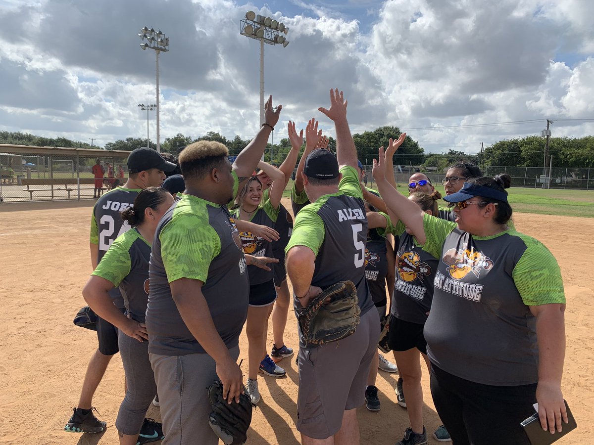 KaseyCardenas77's tweet photo. Won game 2 and on to the next!!! #BatAttitude #thd6988 @Darren_THD @steph_webb22 @Jamie02313522 @_ohhlexx_ @Augie_Quintero @LMcmilian https://t.co/YrYW6EcPXS