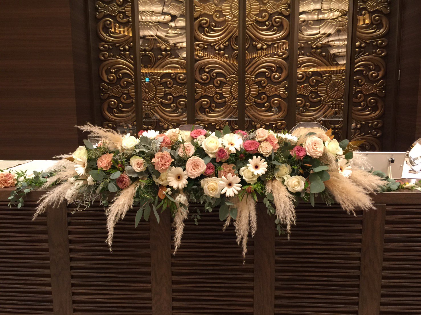 Fleur Matsuyama22時まで配達してます 要予約 先日の婚礼施工 白 スモーキーピンクにシルバー系グリーン多種 そしてパンパスと ちょっとモダンなナチュラルのイメージ パンパスもさることながら意外に芯黒ガーベラがポイントかも 婚礼 結婚式