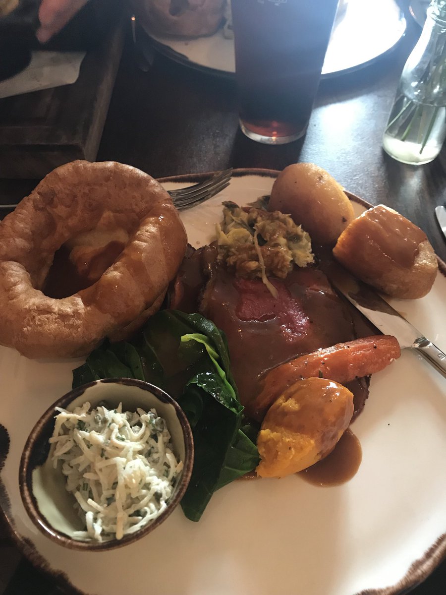 stevejk1981's tweet photo. Fantastic Sunday roast at ⁦@MethuenArms⁩ corsham today. Birthday treat from the wife, would highly recommend #food https://t.co/cMmmDCKF17