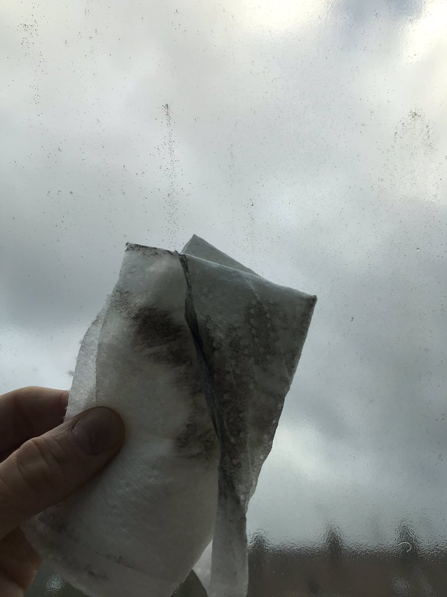 AQuatennens's tweet photo. À #Lille, la pluie dépose de la poussière noire et collante sur les Velux. Peut-on savoir de quoi il s’agit au juste ? Nous demandons une commission d’enquête sur l’incendie de l’usine Seveso #Lubrizol de #Rouen. https://t.co/IlAIf6iSq6