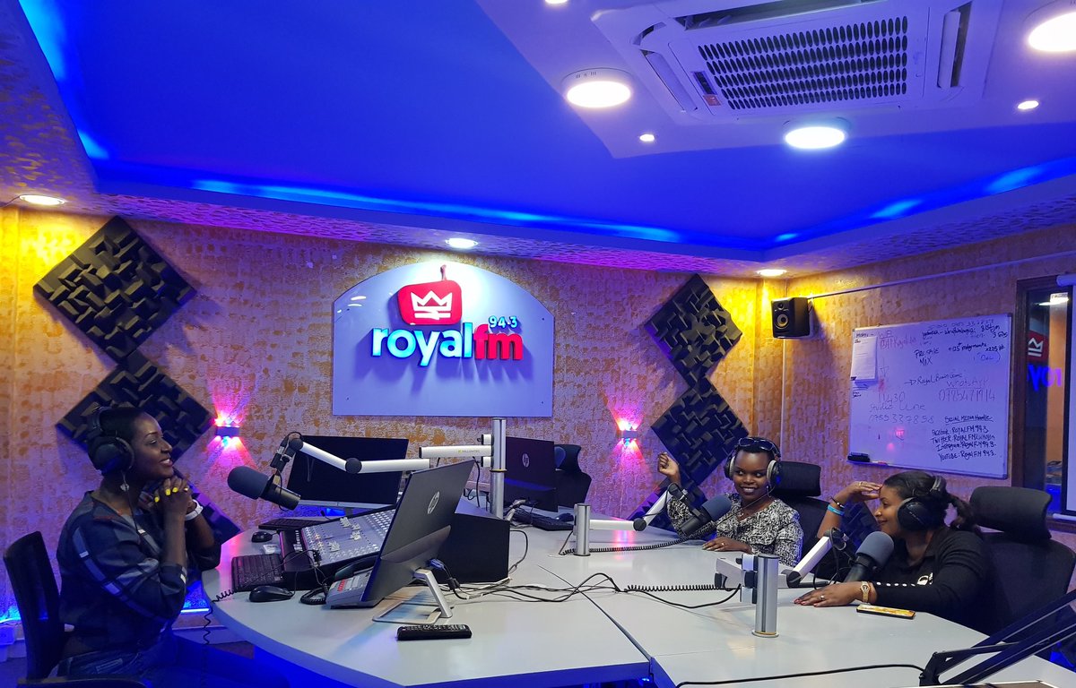 RoyalFMRwanda's tweet photo. #SundayEveningsWithAissa 
 Mwiriwe?
Ni gute twakumira inda ziterwa abangavu? uyu munsi ndi kumwe n'ababyeyi 2 bazakudufasha gutanga ibitekerezo kuri iki kibazo
@AissaCyiza 
Call us on 0785337858 
WhatsApp 0785471914 
#943RoyalFM
#TalentZone 
#RwOT https://t.co/wb6uG6bDvo