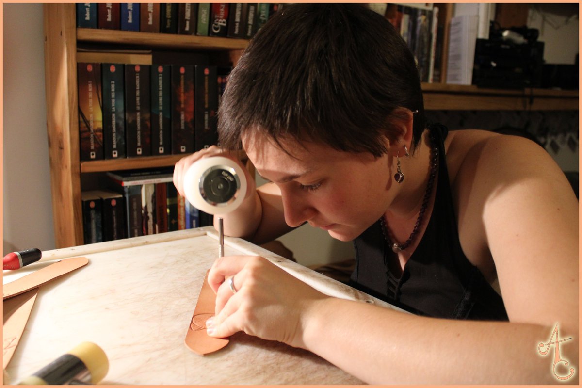 ardecuir's tweet photo. Au travail...
Mais avec de belles lectures en arrière plan... Qui reconnaîtra :D ? #Ardecuir #Autravail #Artisanat #Handmade #Leather #Craft #Books #Fantasy #work  #Livres #ScienceFiction #sf #Lyon #MadeinFrance #FaitMain https://t.co/r4bkOxIPdx