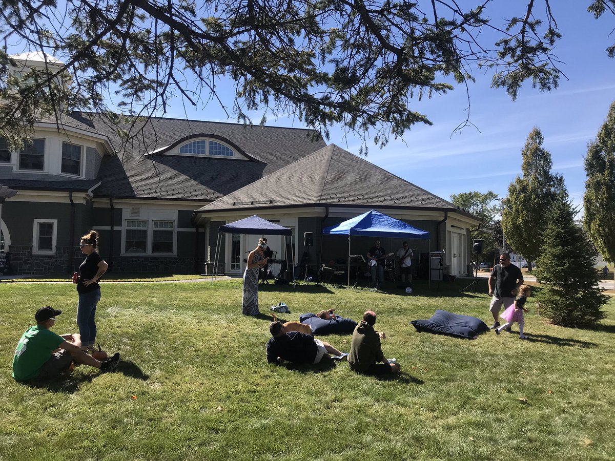 Jenifer_Saylor's tweet photo. #SalsburyDays #SundayFunday #SalisburyMA #livemusic #CLProject #SalisburyLibrary #BookSale fun times today in Salisbury center!!! @GrtrNbptToday https://t.co/SdeylvCF5E