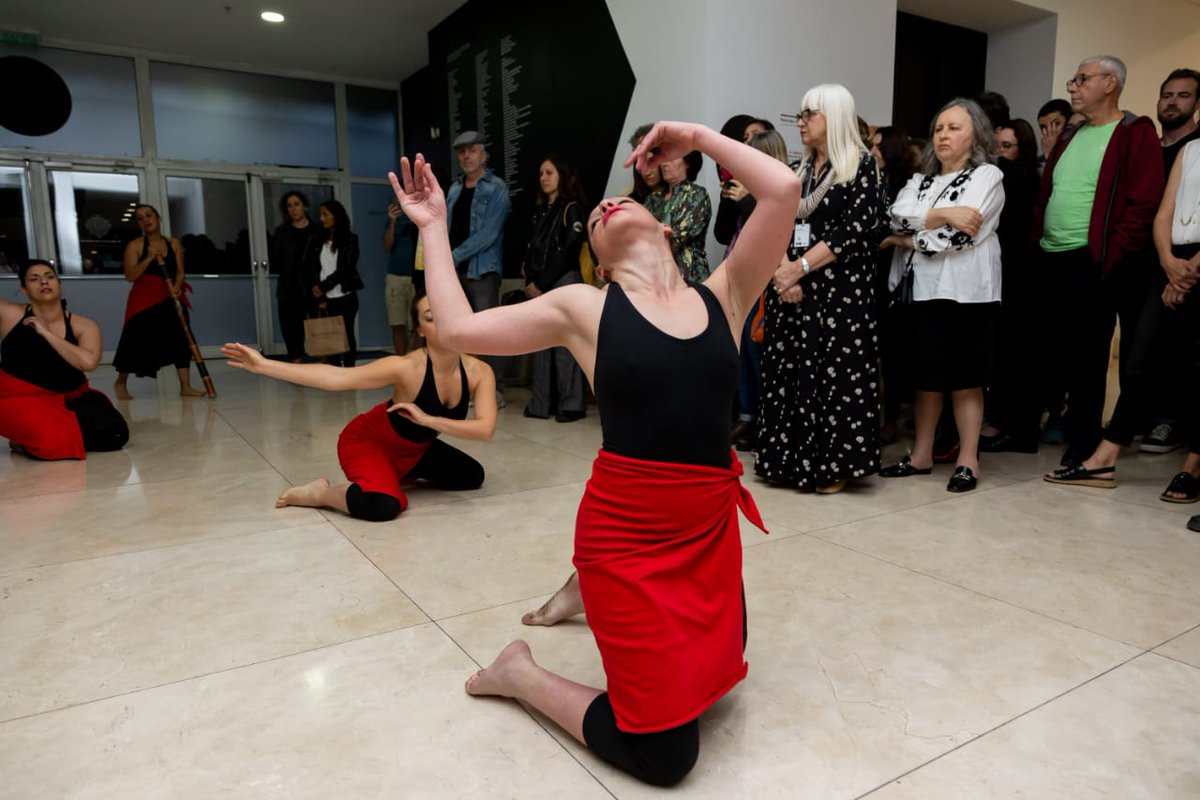 CulturaBarrios's tweet photo. Los talleres de danza afro del #ProgramaCulturalEnBarrios estuvieron presentes con una performance en la inauguración de la muestra de Alfredo Londaibere, "Yo soy santo" en el @modernoba 👌✨

📸 Guido Limardo https://t.co/exKaTwrVO2