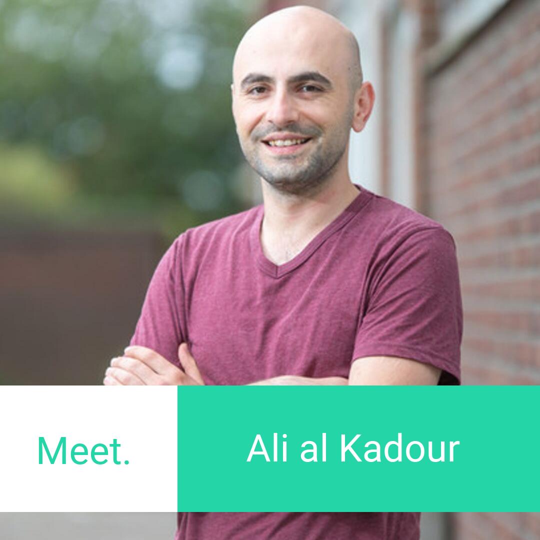 Refugee_Talent's tweet photo. Al Kadour heeft er zicht op dat hij als tandarts aan het werk kan. Maar dat ging niet vanzelf. Dankzij steun en begeleiding van het Netwerk voor Nieuwkomers Rhenen en coach Karel Musch, is Ali hard op weg tandarts te worden. Klik op deze link: https://t.co/eei25DH3Gt
#RTHub https://t.co/YOI2gi6kMv
