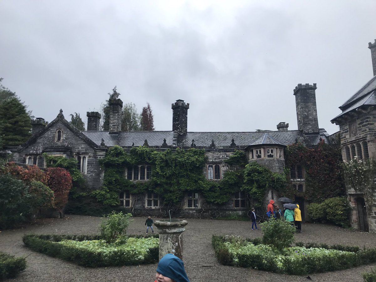 Dod i adnabod ein ardal ac ein hanes lleol oedd themau cyfarfod Cymdeithas Carmel heddiw. Taith gerdded o amgylch Llyn Crafnant, cyn cael cinio blasus yn Caffi’r Llyn, ymlaen i ymweld  a Melin Wlan Trefriw cyn cael ein tywysg o amgylch Castell Gwydir.
