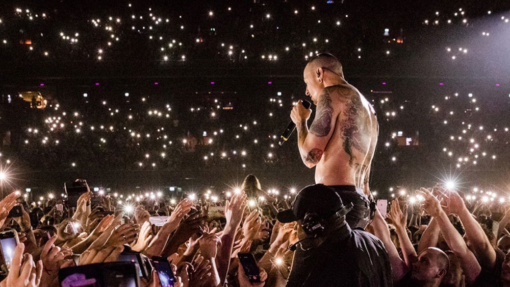 maria_fragata's tweet photo. Sometimes i still think it didnยดt happen and it was just a bad dream...๐#MissingChester @linkinpark https://t.co/qtqHY8cPgJ