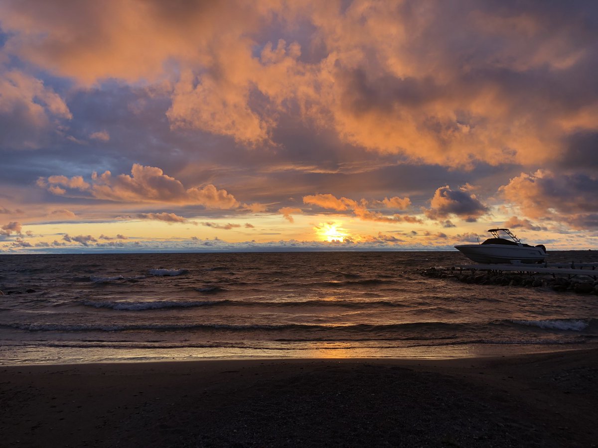 Beautiful sunset in our Canadian skies. #canadianfever #canonphotography