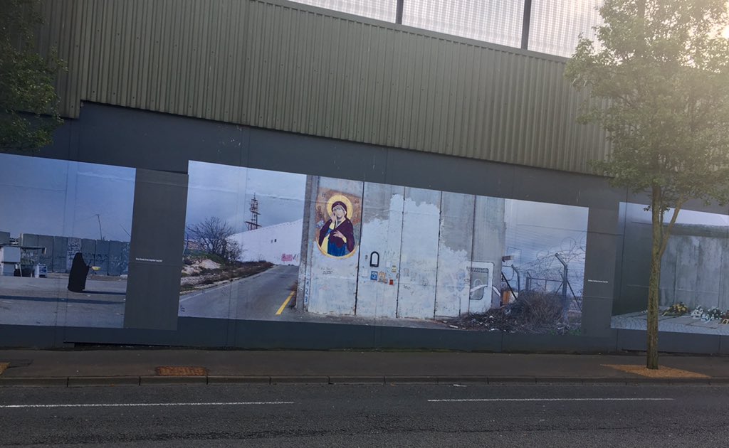 PaulaMcFetridge's tweet photo. Congratulations @drobbartist @BelfastExposed for #WallOnWall by Kai Wiedenhöfer, a powerful exhibition of boundary walls displayed on the ‘peace wall’ Cupar Way https://t.co/ajHXroiEZu https://t.co/vpD4ilFIyt