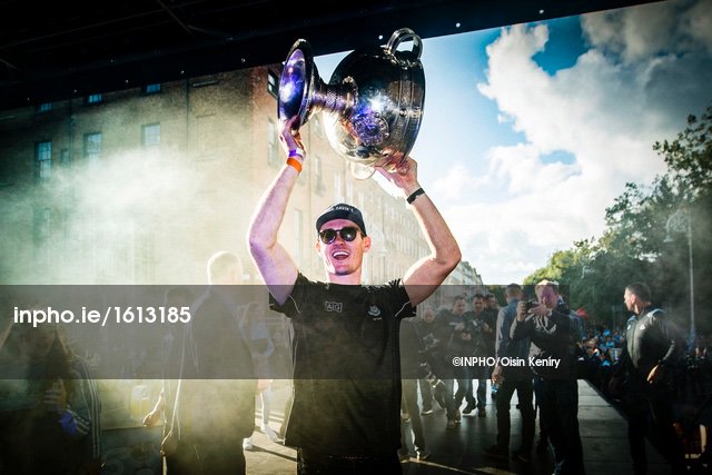 Inphosports's tweet photo. Amazing scenes from Merrion Square today in Dublin, of the homecoming celebrations for the @dublinladiesg and the @DubGAAOfficial ! @LiveGAAResults @football_ie @officialgaa #3inarow #5inarow #alivealiveoh https://t.co/5KFxZ9nt8n