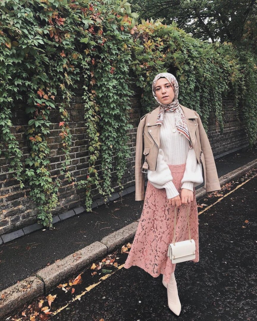 DiamantineUK's tweet photo. A pretty Diamantine scarf is always the best choice to finish any look 😍✨ worn by the gorgeous @thebritishmoroccan ♥ #diamantineuk https://t.co/5Oetw1L6QI