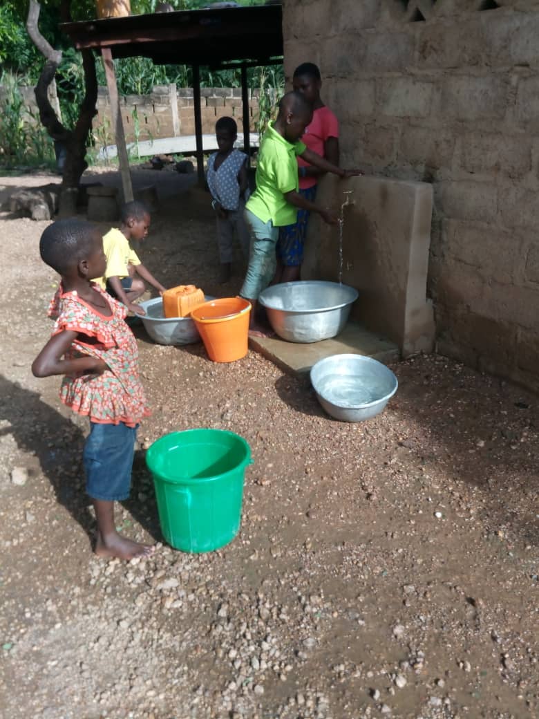 jarnati's tweet photo. l'eau coule à Boukoumbé ! ! ! ! ! 
le château d'eau et ses panneaux solaires et la distribution des bornes fontaines qui changent la vie de l'orphelinat !  une belle mission qui vient de se finaliser ! !
#solidarite #orphelinat #enfants #education #boukoumbe #benin #jarnati https://t.co/xsWiYRYqPn