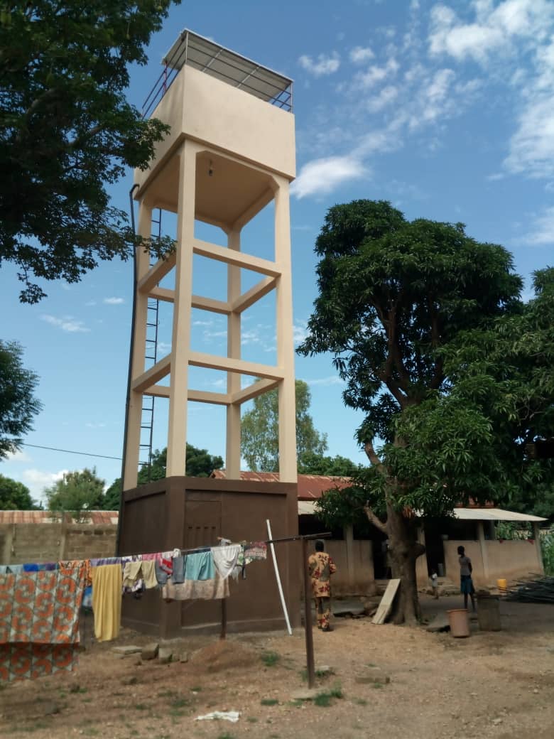 jarnati's tweet photo. l'eau coule à Boukoumbé ! ! ! ! ! 
le château d'eau et ses panneaux solaires et la distribution des bornes fontaines qui changent la vie de l'orphelinat !  une belle mission qui vient de se finaliser ! !
#solidarite #orphelinat #enfants #education #boukoumbe #benin #jarnati https://t.co/xsWiYRYqPn