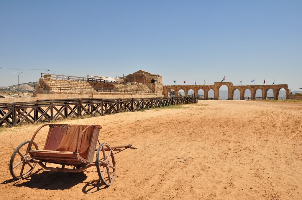 DrJEBall's tweet image. The #Roman city of #Jerash (Jordan). At its height, it had a population of up to 20,000, with numerous temples, theatres, &amp;amp; a hippodrome. It was one of the Decapolis cities - an informal league of 10 semi-autonomous cities on the eastern frontier of the Empire #AncientSiteSunday
