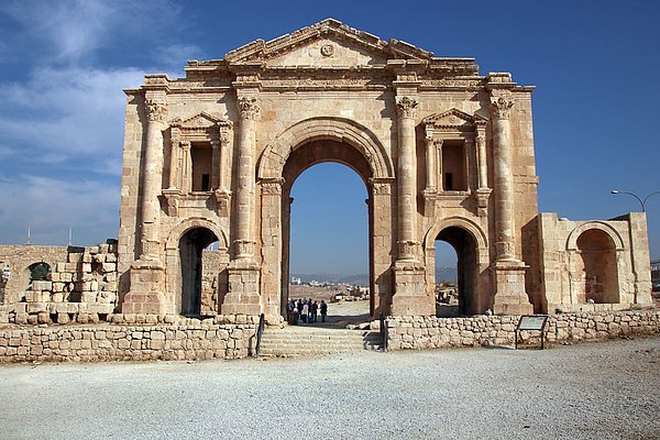 DrJEBall's tweet image. The #Roman city of #Jerash (Jordan). At its height, it had a population of up to 20,000, with numerous temples, theatres, &amp;amp; a hippodrome. It was one of the Decapolis cities - an informal league of 10 semi-autonomous cities on the eastern frontier of the Empire #AncientSiteSunday