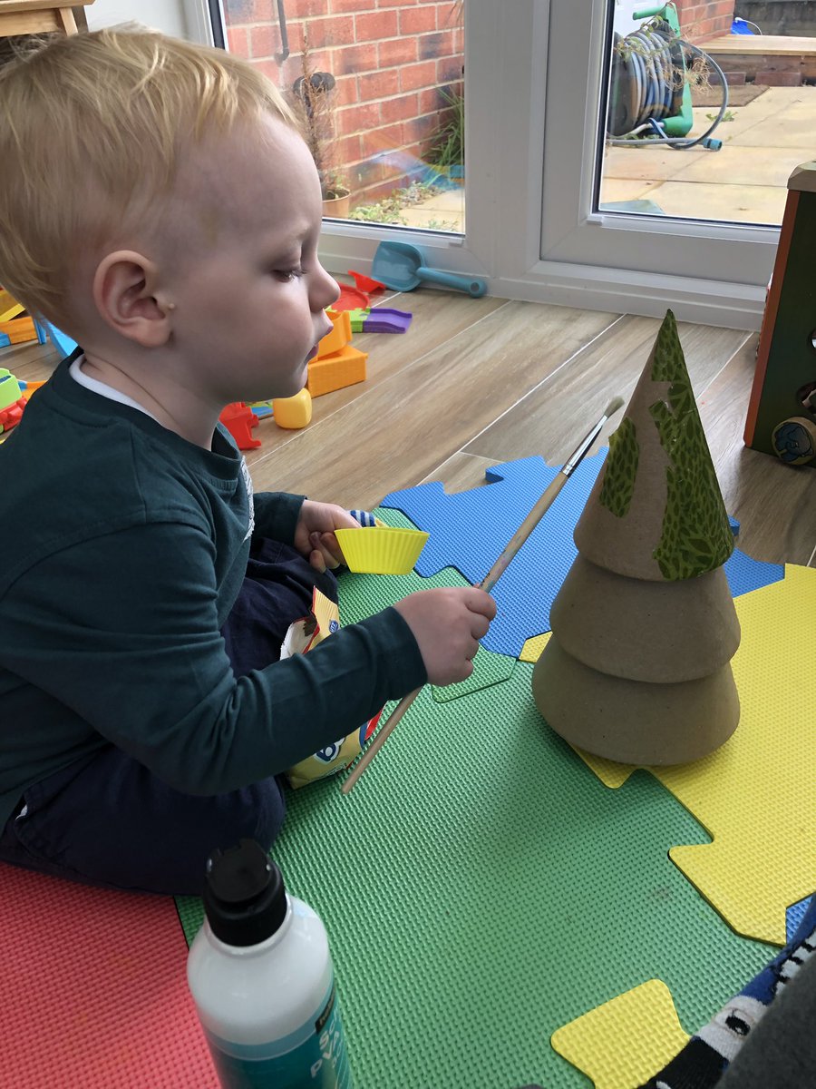 Farmily_buckets's tweet photo. Started our Christmas crafts early as it was raining. Yep, I said the C word π€ #crafting #ChristmasCrafts #toddlerlife #avoidingtherain #indooractivities #lotstodo https://t.co/NbE76VRxye