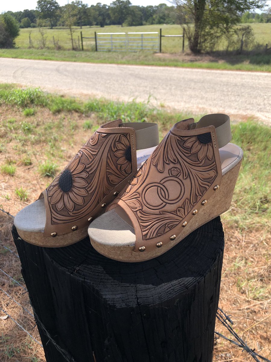 tymo989's tweet photo. Wedding shoes finished up👍🏼 https://t.co/qSy1FJ3PmF