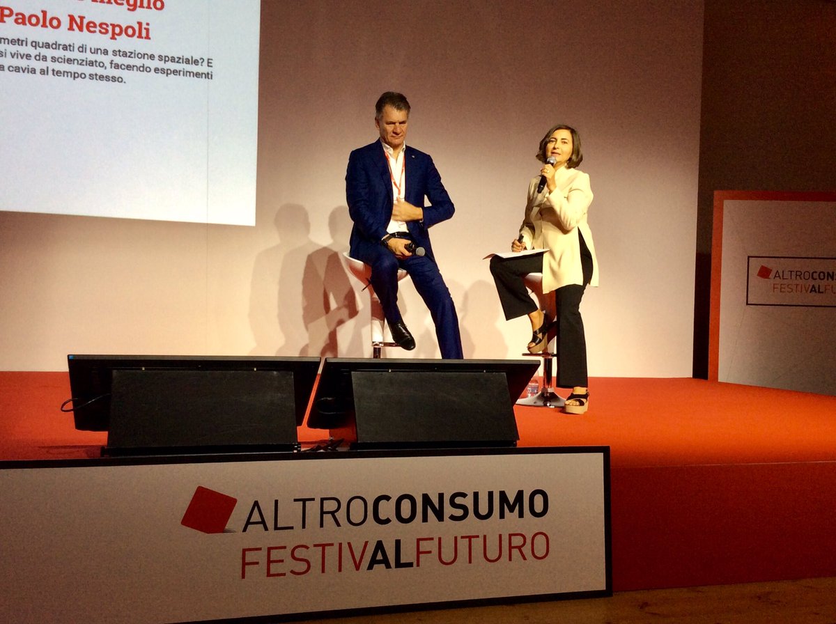 Altroconsumo's tweet photo. Come ci si tiene in forma per mesi nei pochi metri quadrati di una stazione spaziale? E cosa si mangia? A #FestivalFuturo l’astronauta @astro_paolo racconta a @BebaMinna come si vive nello spazio.
#Strabene https://t.co/2Xx9AHIXVW