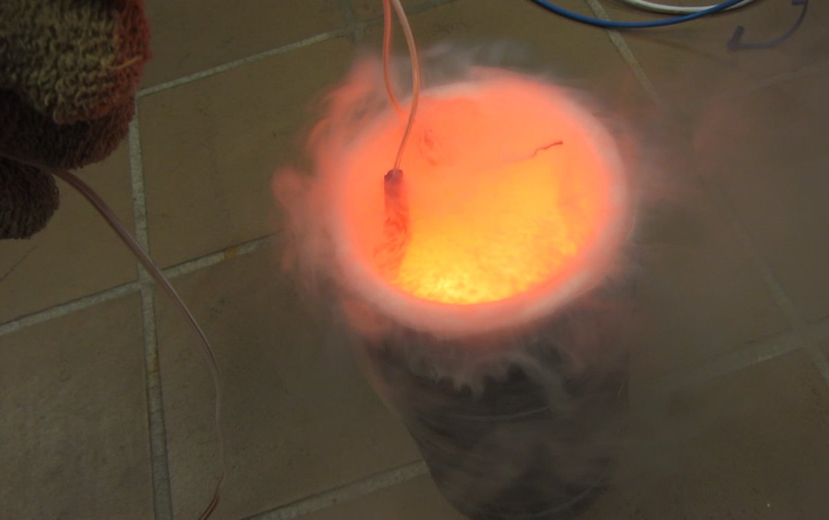 styropyro_'s tweet image. Yeeting a laser diode with liquid HELIUM (that&apos;s 4 degrees above absolute zero) It blueshifted 30nm before it died. #yeeeeeet