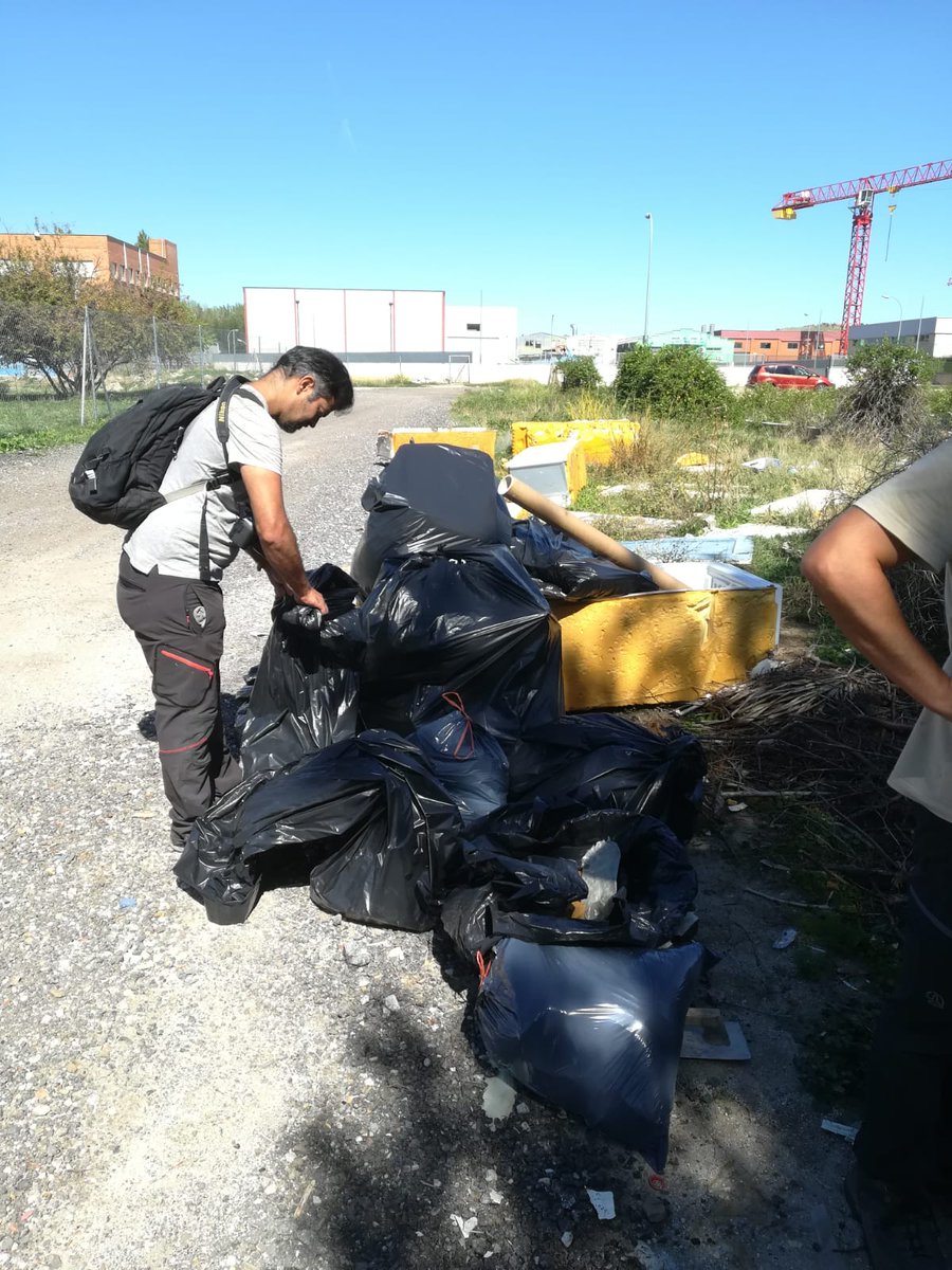 PARVA33999364's tweet photo. Otra jornada de limpieza del #Jarama en #Paracuellos con los EcoEspartanos, #NoEsNuestraBasura pero es #NuestroRio https://t.co/6YPHM7GIAg