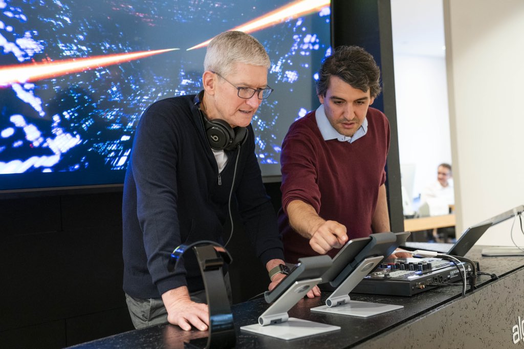 Tim Cook tweet media