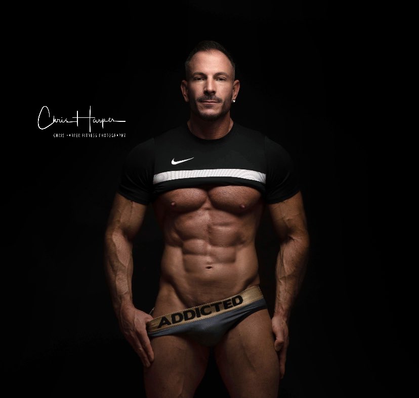 timmyessex1's tweet photo. Sunday funday tho 😈😈😈 here’s a shot from my recent shoot with Chris Harper 🥰 I’m @addicted_offic to my Gold high class hooker briefs 😜 RETWEET if you like them too 🤪 #sundayfunday #addicted #highclasshooker #gaymuscle #fitnessmotivation #naughtytimmy #follow #RETWEET 😝😜🤪 https://t.co/VMV37NJ6NQ