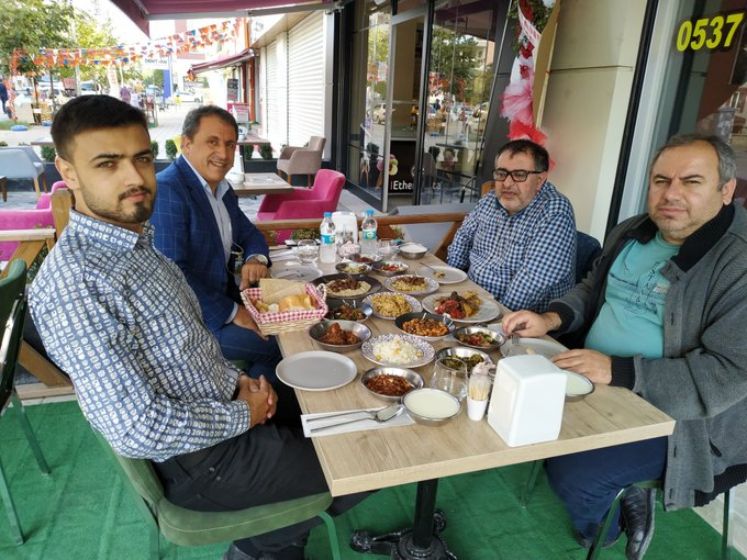 Sevgili <a href="/RizvanogluEvrim/">Evrim Rızvanoğlu</a> Van Gastronomisinin bir yerlere gelmesi için gösterdiğiniz çabalar artık sonuç veriyor. Yeni açılan "Kuşhane" tamda sizin istediğiniz tarzda hizmet veriyor. Tüm tencere yemekleri kuzine sobada odun ateşinde yapılıyor. Ustalar size selam gönderiyor.