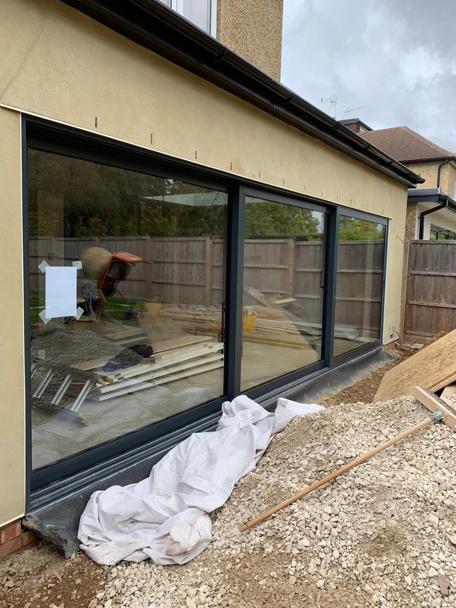 HarpendenWindow's tweet photo. Reynaers Cp130LS triple track patio door and slim sight line aluminium lantern roof, Both finished in 7016M anthracite grey 😍

The lift and slide mechanism on the Reynear CP130LS patio door gives the end user effortless operation for operating very heavy glass panes 👌 https://t.co/vMbNLKj9iK