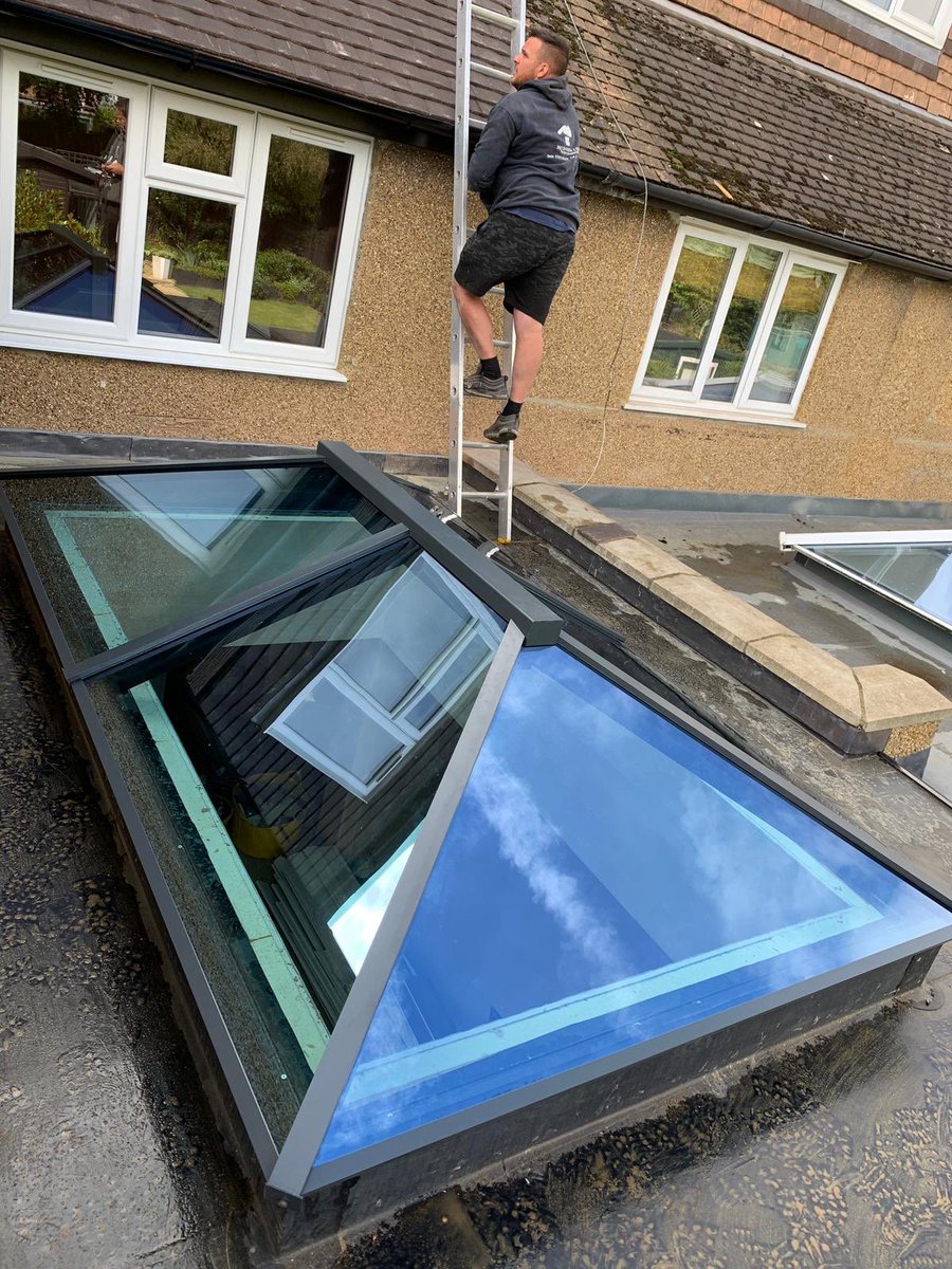 Reynaers Cp130LS triple track patio door and slim sight line aluminium lantern roof, Both finished in 7016M anthracite grey 😍

The lift and slide mechanism on the Reynear CP130LS patio door gives the end user effortless operation for operating very heavy glass panes 👌