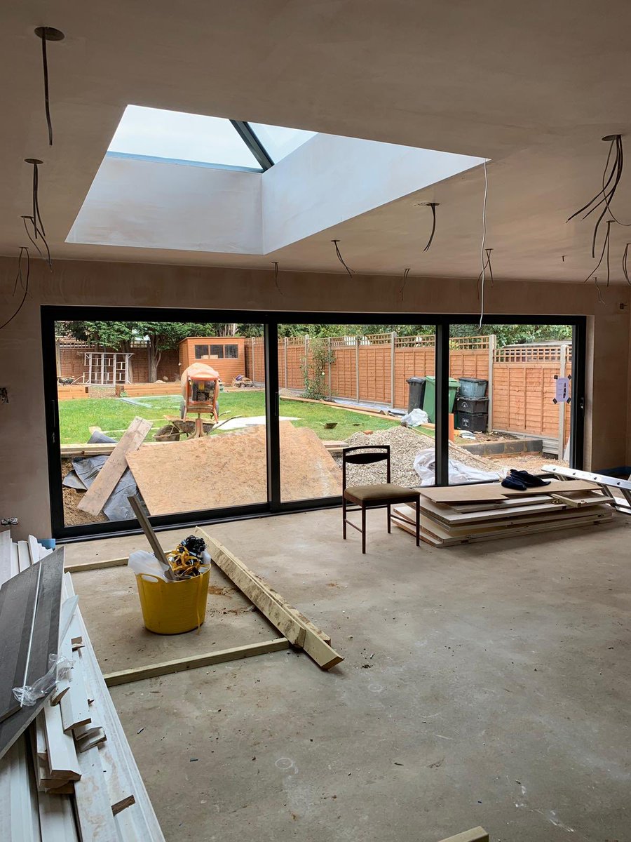 HarpendenWindow's tweet photo. Reynaers Cp130LS triple track patio door and slim sight line aluminium lantern roof, Both finished in 7016M anthracite grey 😍

The lift and slide mechanism on the Reynear CP130LS patio door gives the end user effortless operation for operating very heavy glass panes 👌 https://t.co/vMbNLKj9iK