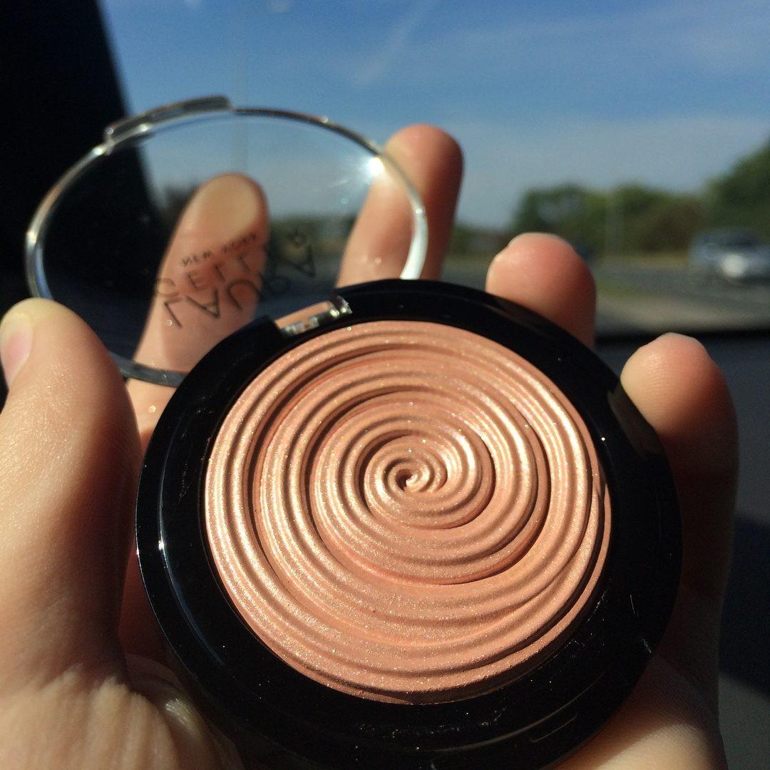 RT IF YOU LOVE OUR HIGHLIGHTER ✨😱 via @life0frhian

#lauragellerbeauty #highlightgoals #beautylovers