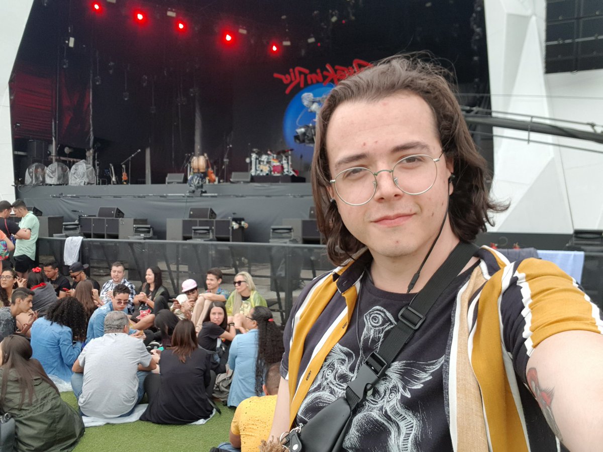 rodrigorelativo's tweet photo. Pleno. Aguardado Plutão Já Foi Planeta.

#PJFP
#RockinRio2019 
#RockInRio https://t.co/ZYBiHRNy1d