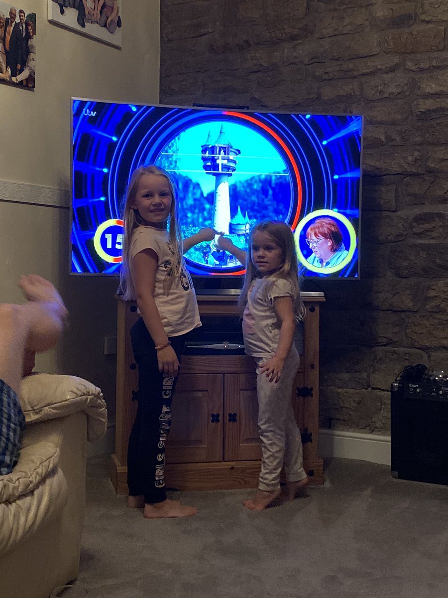 Girls favourite time of the week! #5GoldRings <a href="/Schofe/">Phillip Schofield</a>