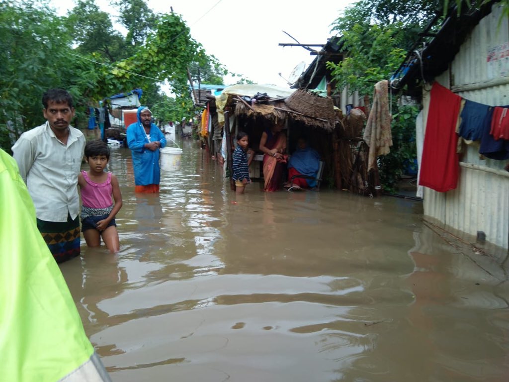 vikashbsw's tweet photo. People are struggling in #patnaflood #nowater #nofood we are working with local youth to provide support in Slum as they don’t hv resources pls support our work #phdchat #bihar #patna #india #realwork https://t.co/lkS2meiNfu https://t.co/Xq1jCXxLNA