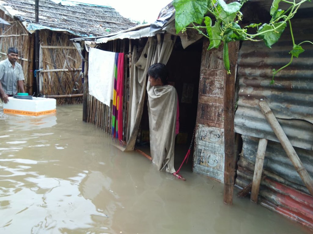 vikashbsw's tweet photo. People are struggling in #patnaflood #nowater #nofood we are working with local youth to provide support in Slum as they don’t hv resources pls support our work #phdchat #bihar #patna #india #realwork https://t.co/lkS2meiNfu https://t.co/Xq1jCXxLNA