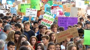 engraz's tweet photo. Qui e adesso è ovunque e sempre. Anche nelle città e nei paesi. A patto di cedere una quota di potere ai ragazzi come #Greta. E di non volerli rinchiudere in una gabbia, per crescere in cattività come i loro padri, le loro madri
#Parliamoci su @il_piccolo
https://t.co/rkwY4X0ICN https://t.co/BsCIq8DR3I