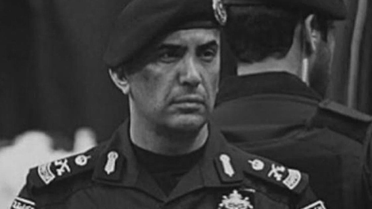 12_sham5's tweet photo. "شاهد" مقتل الحارس الشخصي للملك سلمان اللواء عبدالعزيز الفغم ..

 🇸🇦شاهد الان جنازة  عبدالعزيز الفغم ! 

😭مباشر شاهد جنازة #عٍبدالٍعزيز_الفغٍم 
#عبدالعًٍزيز__بداح_الفغمٌ
💔الجنازة فيديو @alraqe49

💔قتل الفغم فـيديو +الصـور @alraqe49 https://t.co/wevhaSTqX7