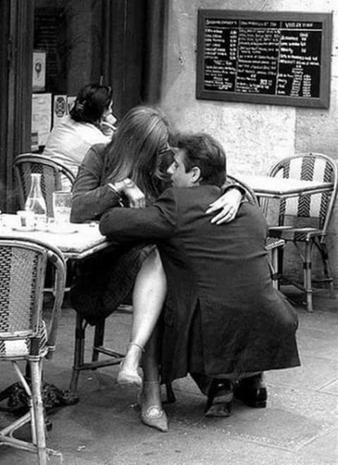 ذكريات - من زقاق - ليس ذنبي هو عنوان أختاره قلمي

ترك الكرسي وجلس بجانبي وهمس لي - هل تذكرين أول فنجان قهوه احتسيناه معا هل تذكرين حينما

كانت بلبل الصباح فيروز تغرد - بكير طل الحب -- وأنا لحبيبي -- تذكرين حينما غنت أهواك بلا أمل حينها

ارتعشت اصابعنا وسقطت تلك الفناجين تذكرين R