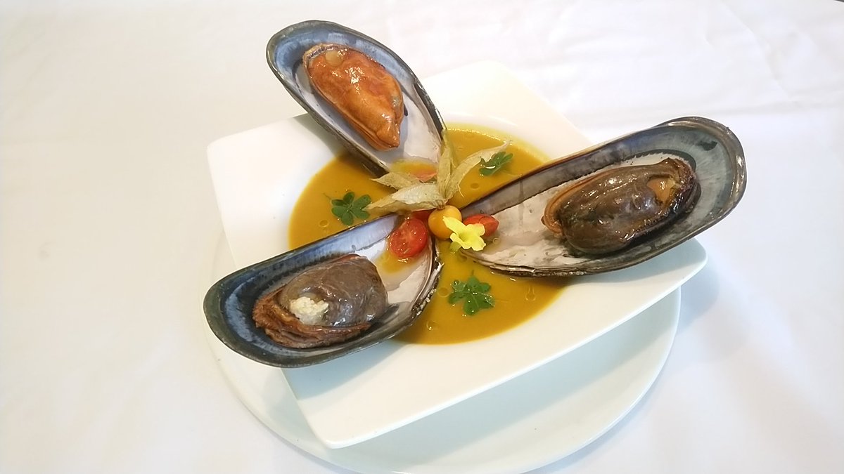 chef_edgardo's tweet photo. Seguimos creando.!! 😋🙌
Domingo de entretención.!!
Crema de #ZapalloCamote en #Caldo de #ChoroZapato, perfumado con #Jengibre.!! 😋🤗
#ChefEdgardoAguilera #CocinadeAutor #AmorporlaCocina #Cocinero #Chef #Crear #Innovar https://t.co/pTLa3At9Np