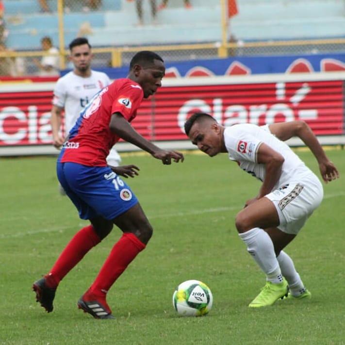 CulebritaM's tweet photo. #FASvALI
¡Gran duelo!
Show de Gil y Cerén en un partidazo entre Alianza y FAS
https://t.co/i5sCy5P5Gq
📷 @pleitezbarrera https://t.co/SLCo84hwpn